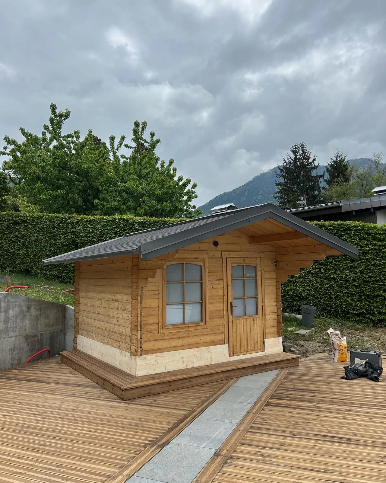 Abri de jardin en bois après sablage, bois naturel clair et terrasse assortie
