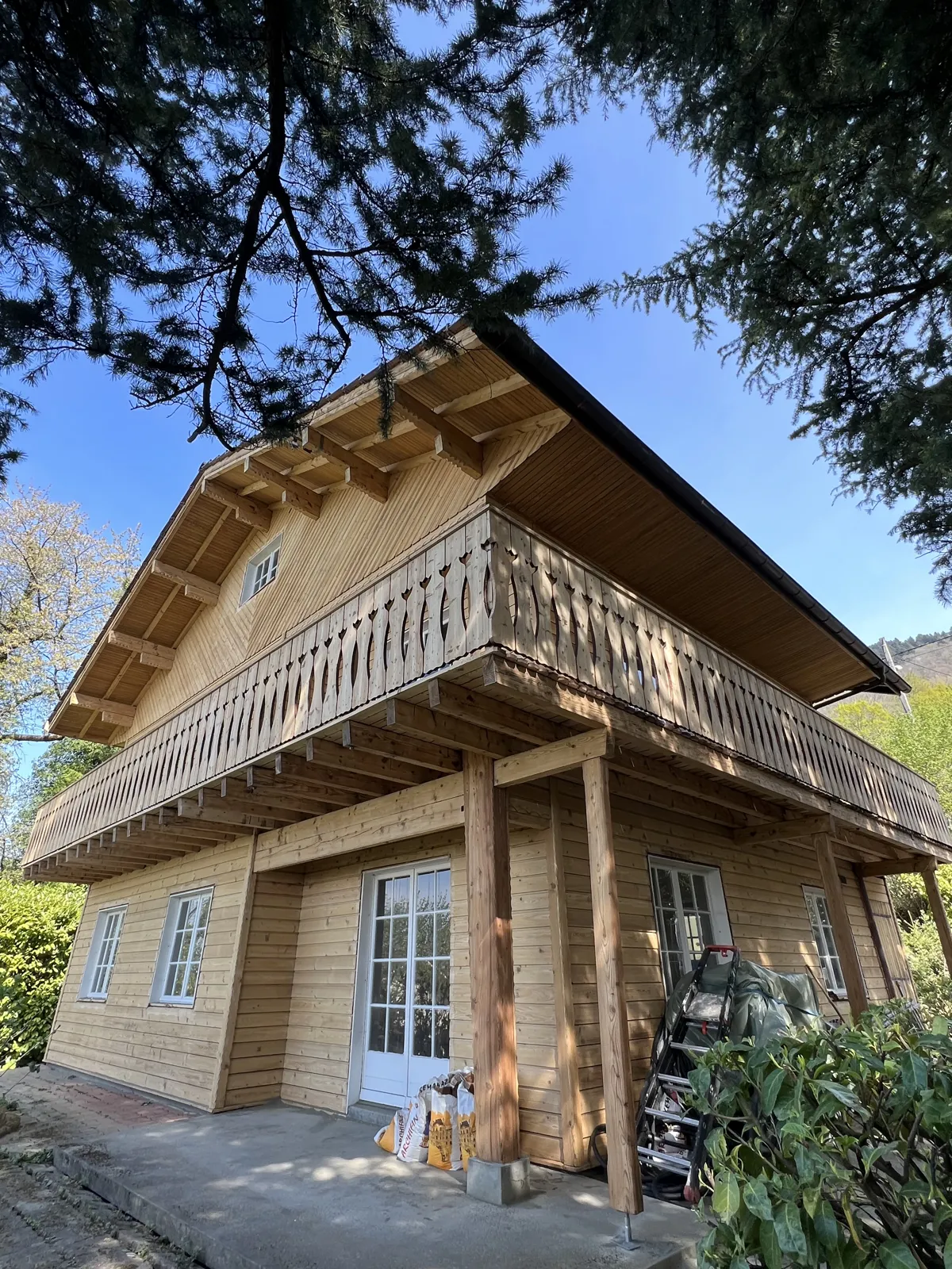 Avant-toit et chevrons de chalet en bois décapés par sablage, vue en contre-plongée