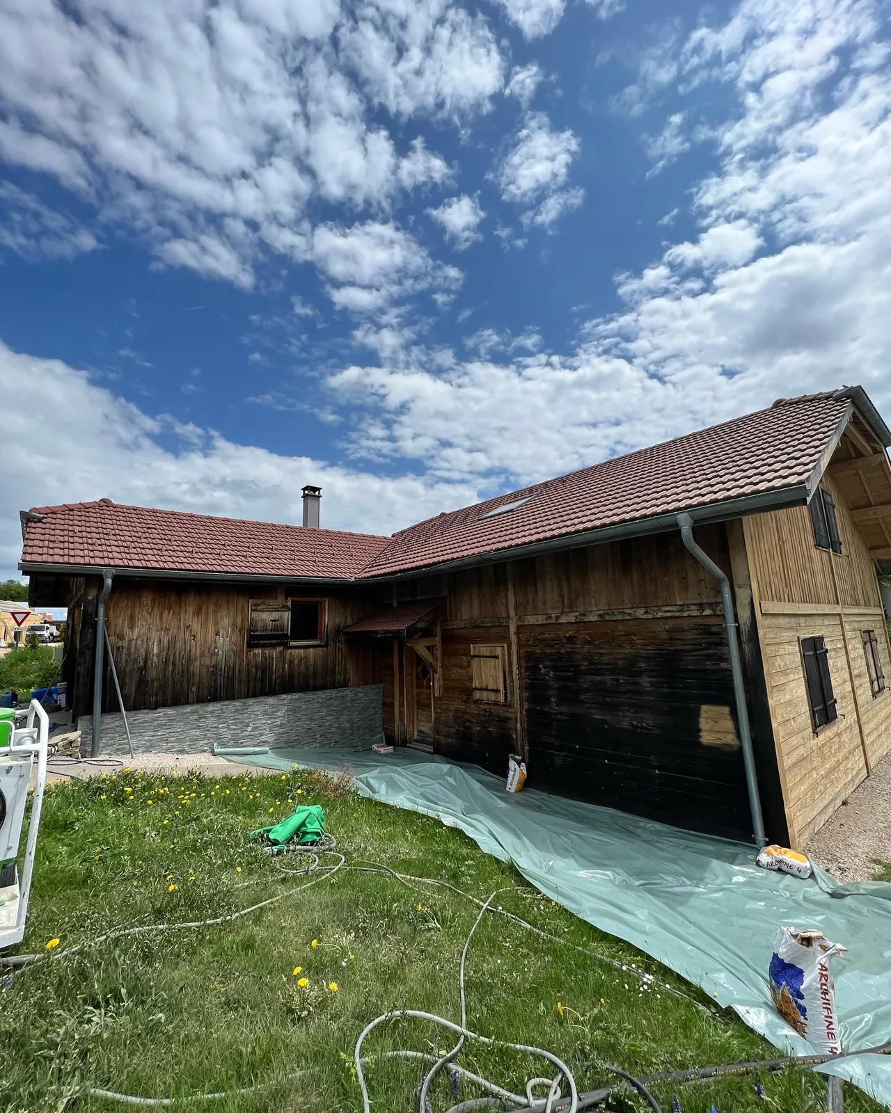 Façade de ferme en bois grisée par les intempéries avant sablage