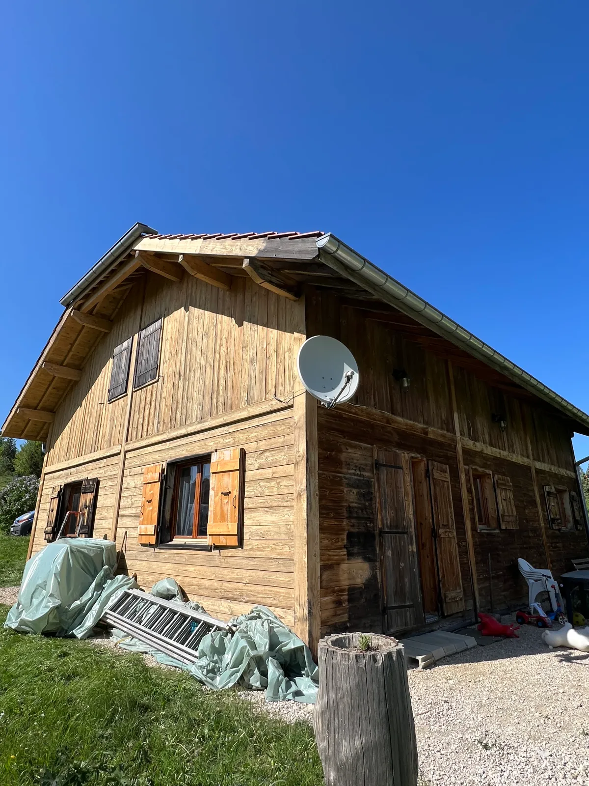Grange en bois entièrement décapée par sablage, bardage et volets remis à nu